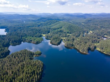 Shiroka polyana 'nın hava manzarası (geniş çayır) Reservoir, Pazardzhik Bölgesi, Bulgaristan