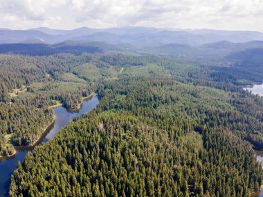 Shiroka polyana 'nın hava manzarası (geniş çayır) Reservoir, Pazardzhik Bölgesi, Bulgaristan