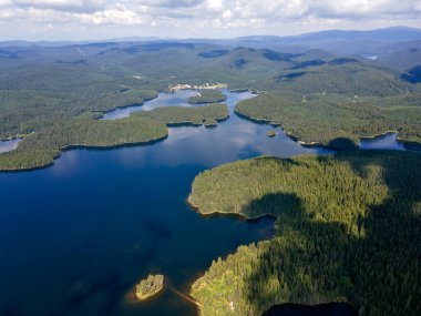 Shiroka polyana 'nın hava manzarası (geniş çayır) Reservoir, Pazardzhik Bölgesi, Bulgaristan