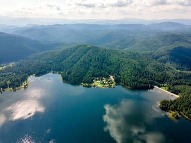 Shiroka polyana 'nın hava manzarası (geniş çayır) Reservoir, Pazardzhik Bölgesi, Bulgaristan