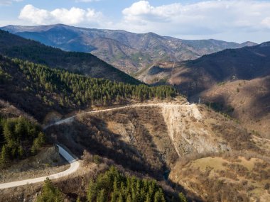 Bulgaristan 'ın Filibe Bölgesi' nin Yugovo Köyü yakınlarındaki Rhodopes Dağı 'ndaki Yugovska Nehri Kanyonları' nın hava manzarası