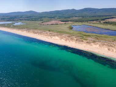 Bulgaristan 'ın Burgaz Bölgesi' nin Dyuni tatil beldesi yakınlarındaki The Driver Beach 'in hava manzarası
