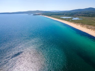 Bulgaristan 'ın Burgaz Bölgesi' nin Dyuni tatil beldesi yakınlarındaki The Driver Beach 'in hava manzarası