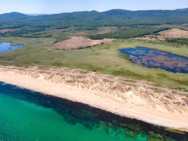Bulgaristan 'ın Burgaz Bölgesi' nin Dyuni tatil beldesi yakınlarındaki The Driver Beach 'in hava manzarası