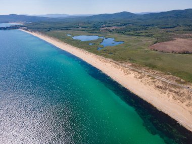 Bulgaristan 'ın Burgaz Bölgesi' nin Dyuni tatil beldesi yakınlarındaki The Driver Beach 'in hava manzarası