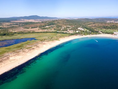 Bulgaristan 'ın Burgaz Bölgesi' nin Dyuni tatil beldesi yakınlarındaki The Driver Beach 'in hava manzarası