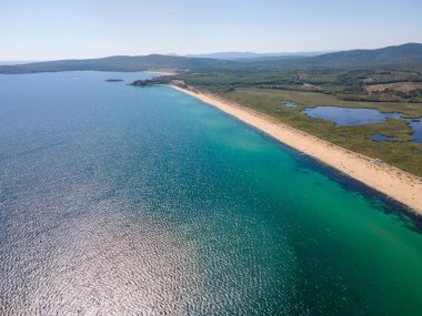 Bulgaristan 'ın Burgaz Bölgesi' nin Dyuni tatil beldesi yakınlarındaki The Driver Beach 'in hava manzarası