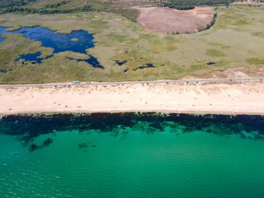 Bulgaristan 'ın Burgaz Bölgesi' nin Dyuni tatil beldesi yakınlarındaki The Driver Beach 'in hava manzarası