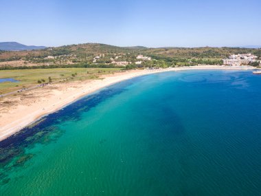 Bulgaristan 'ın Burgaz Bölgesi' nin Dyuni tatil beldesi yakınlarındaki The Driver Beach 'in hava manzarası
