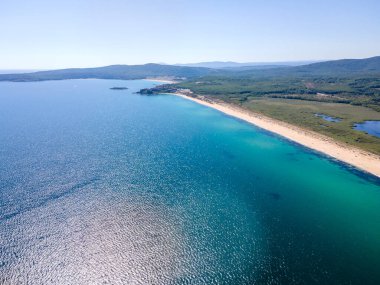Bulgaristan 'ın Burgaz Bölgesi' nin Dyuni tatil beldesi yakınlarındaki The Driver Beach 'in hava manzarası
