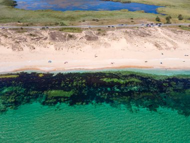Bulgaristan 'ın Burgaz Bölgesi' nin Dyuni tatil beldesi yakınlarındaki The Driver Beach 'in hava manzarası