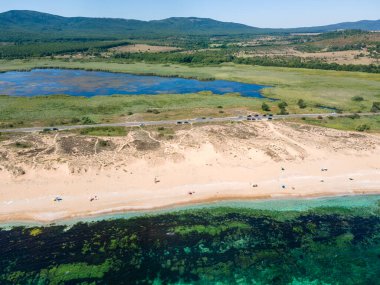 Bulgaristan 'ın Burgaz Bölgesi' nin Dyuni tatil beldesi yakınlarındaki The Driver Beach 'in hava manzarası