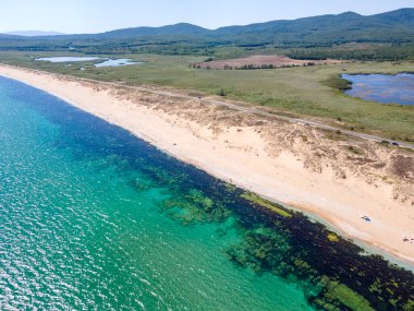 Bulgaristan 'ın Burgaz Bölgesi' nin Dyuni tatil beldesi yakınlarındaki The Driver Beach 'in hava manzarası