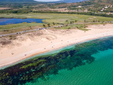 Bulgaristan 'ın Burgaz Bölgesi' nin Dyuni tatil beldesi yakınlarındaki The Driver Beach 'in hava manzarası