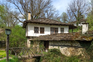 Bulgaristan 'ın Gabrovo bölgesinin tarihi Bozhentsi köyündeki tipik sokak ve eski evler