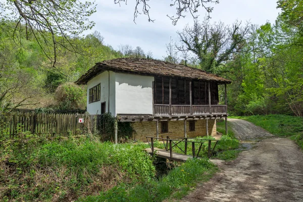 Typische Straat Oude Huizen Historisch Dorp Bozhentsi Regio Gabrovo Bulgarije — Stockfoto