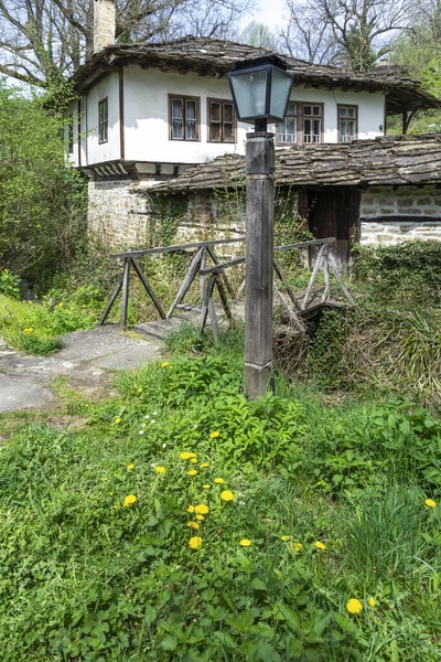 Bulgaristan Gabrovo Bölgesinin Tarihi Bozhentsi Köyündeki Tipik Sokak Eski Evler — Stok fotoğraf