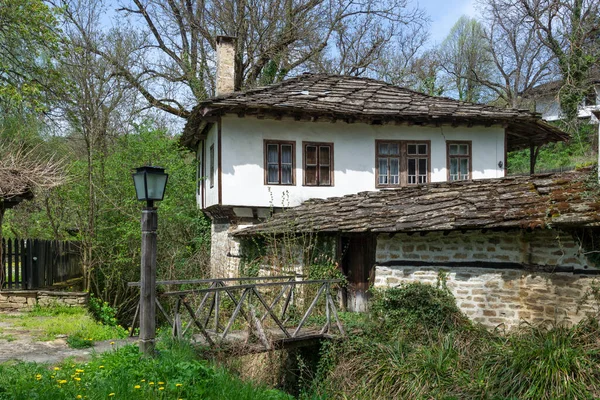 Bulgaristan Gabrovo Bölgesinin Tarihi Bozhentsi Köyündeki Tipik Sokak Eski Evler — Stok fotoğraf