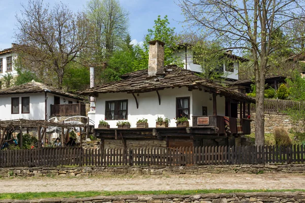 Typische Straat Oude Huizen Historisch Dorp Bozhentsi Regio Gabrovo Bulgarije — Stockfoto