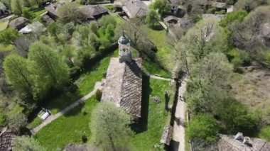 Bulgaristan 'ın Gabrovo bölgesindeki Bozhentsi köyündeki Kutsal Peygamber Elijah Kilisesi' nin hava manzarası