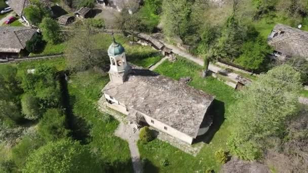 Αεροφωτογραφία Της Εκκλησίας Του Αγίου Προφήτη Ηλία Στο Χωριό Bozhentsi — Αρχείο Βίντεο