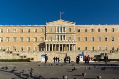 ATİNA, GREECE - 19 HAZİRAN 2017: Cumhurbaşkanlığı merasim muhafızları - Yunan Parlamentosu, Atina ve Yunanistan 'ın önündeki Meçhul Asker Mezarı' ndaki Evzones