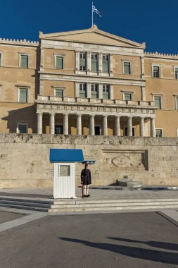 ATİNA, GREECE - 19 HAZİRAN 2017: Cumhurbaşkanlığı merasim muhafızları - Yunan Parlamentosu, Atina ve Yunanistan 'ın önündeki Meçhul Asker Mezarı' ndaki Evzones