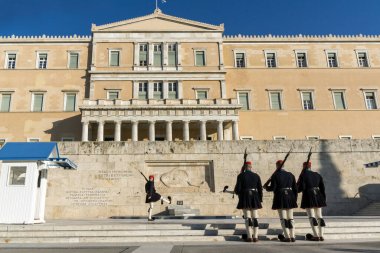 ATİNA, GREECE - 19 HAZİRAN 2017: Cumhurbaşkanlığı merasim muhafızları - Yunan Parlamentosu, Atina ve Yunanistan 'ın önündeki Meçhul Asker Mezarı' ndaki Evzones