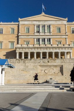 ATİNA, GREECE - 19 HAZİRAN 2017: Cumhurbaşkanlığı merasim muhafızları - Yunan Parlamentosu, Atina ve Yunanistan 'ın önündeki Meçhul Asker Mezarı' ndaki Evzones