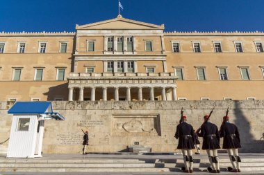 ATİNA, GREECE - 19 HAZİRAN 2017: Cumhurbaşkanlığı merasim muhafızları - Yunan Parlamentosu, Atina ve Yunanistan 'ın önündeki Meçhul Asker Mezarı' ndaki Evzones