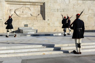 ATİNA, GREECE - 19 HAZİRAN 2017: Cumhurbaşkanlığı merasim muhafızları - Yunan Parlamentosu, Atina ve Yunanistan 'ın önündeki Meçhul Asker Mezarı' ndaki Evzones