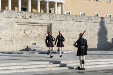 ATİNA, GREECE - 19 HAZİRAN 2017: Cumhurbaşkanlığı merasim muhafızları - Yunan Parlamentosu, Atina ve Yunanistan 'ın önündeki Meçhul Asker Mezarı' ndaki Evzones