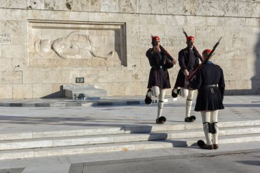 ATİNA, GREECE - 19 HAZİRAN 2017: Cumhurbaşkanlığı merasim muhafızları - Yunan Parlamentosu, Atina ve Yunanistan 'ın önündeki Meçhul Asker Mezarı' ndaki Evzones