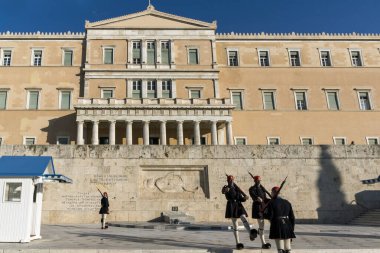 ATİNA, GREECE - 19 HAZİRAN 2017: Cumhurbaşkanlığı merasim muhafızları - Yunan Parlamentosu, Atina ve Yunanistan 'ın önündeki Meçhul Asker Mezarı' ndaki Evzones