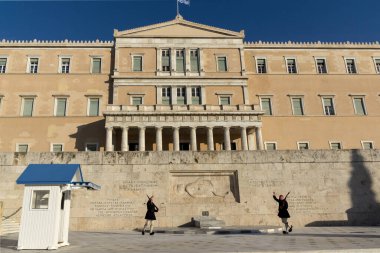 ATİNA, GREECE - 19 HAZİRAN 2017: Cumhurbaşkanlığı merasim muhafızları - Yunan Parlamentosu, Atina ve Yunanistan 'ın önündeki Meçhul Asker Mezarı' ndaki Evzones