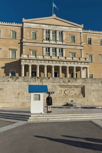 ATİNA, GREECE - 19 HAZİRAN 2017: Cumhurbaşkanlığı merasim muhafızları - Yunan Parlamentosu, Atina ve Yunanistan 'ın önündeki Meçhul Asker Mezarı' ndaki Evzones