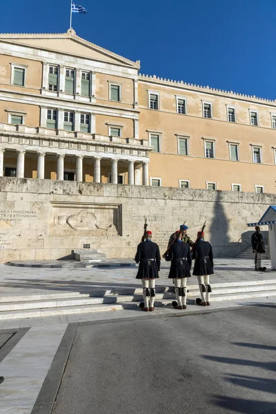 ATİNA, GREECE - 19 HAZİRAN 2017: Cumhurbaşkanlığı merasim muhafızları - Yunan Parlamentosu, Atina ve Yunanistan 'ın önündeki Meçhul Asker Mezarı' ndaki Evzones