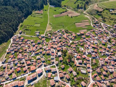 Bulgaristan 'ın Sofya Bölgesi' nin tarihi Koprivshtitsa kentinin hava manzarası