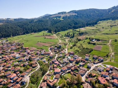 Bulgaristan 'ın Sofya Bölgesi' nin tarihi Koprivshtitsa kentinin hava manzarası