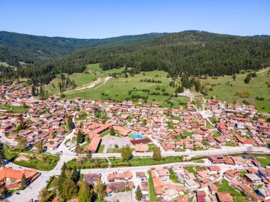 Bulgaristan 'ın Sofya Bölgesi' nin tarihi Koprivshtitsa kentinin hava manzarası