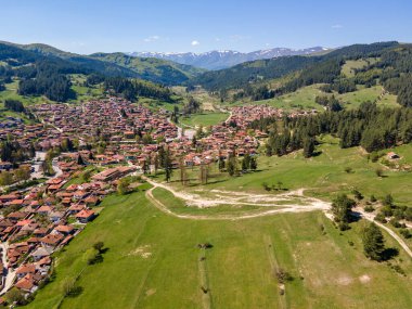 Bulgaristan 'ın Sofya Bölgesi' nin tarihi Koprivshtitsa kentinin hava manzarası