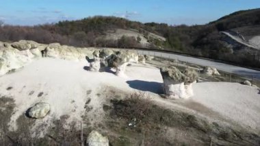 Bulgaristan 'ın Kardzhali bölgesindeki Beli plast köyü yakınlarındaki Taş Mantarları Kaya oluşumunun hava görüntüsü