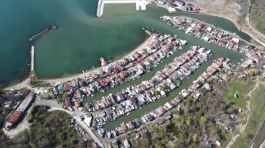 Bulgaristan 'ın Burgaz kenti yakınlarındaki Balıkçı Köyü' nün (Ribarsko Selishte) hava manzarası 