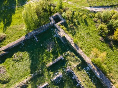 Bulgaristan 'ın Sofya Bölgesi' nin Pirdop kasabası yakınlarındaki erken Bizans Hıristiyan kilisesinin hava manzarası