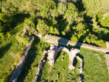 Bulgaristan 'ın Sofya Bölgesi' nin Pirdop kasabası yakınlarındaki erken Bizans Hıristiyan kilisesinin hava manzarası