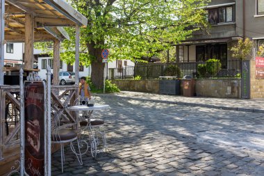 TRYAVNA, BULGARIA - 1 Mayıs 2021: Bulgaristan 'ın eski Tryavna kentindeki Tipik sokak ve Ninetenth Century Evleri