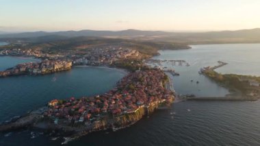 Bulgaristan 'ın Burgaz Bölgesi Sozopol kentinin şaşırtıcı hava gün batımı manzarası