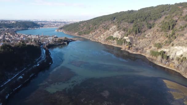 保加利亚索菲亚市Pancharevo湖冬季空中景观 — 图库视频影像