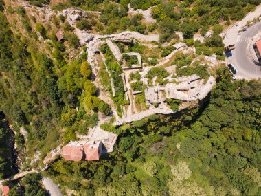 Bulgaristan 'ın Ortaçağ Asen Kalesi, Asenovgrad, Filibe Bölgesi' nin hava manzarası
