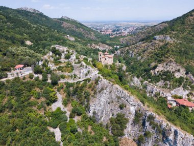 Bulgaristan 'ın Ortaçağ Asen Kalesi, Asenovgrad, Filibe Bölgesi' nin hava manzarası